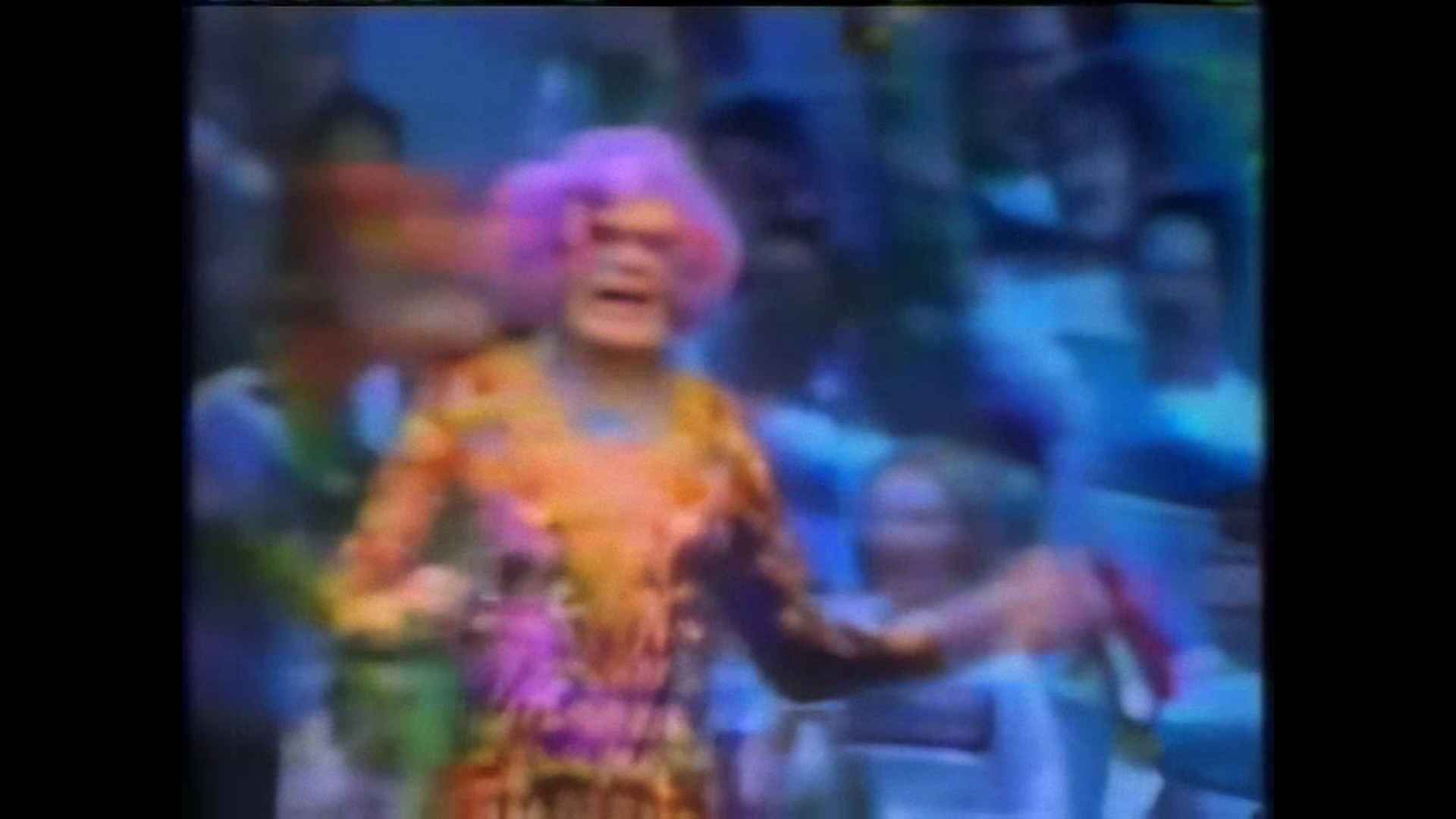 Dame Edna at the Windows 95 launch in Australia 