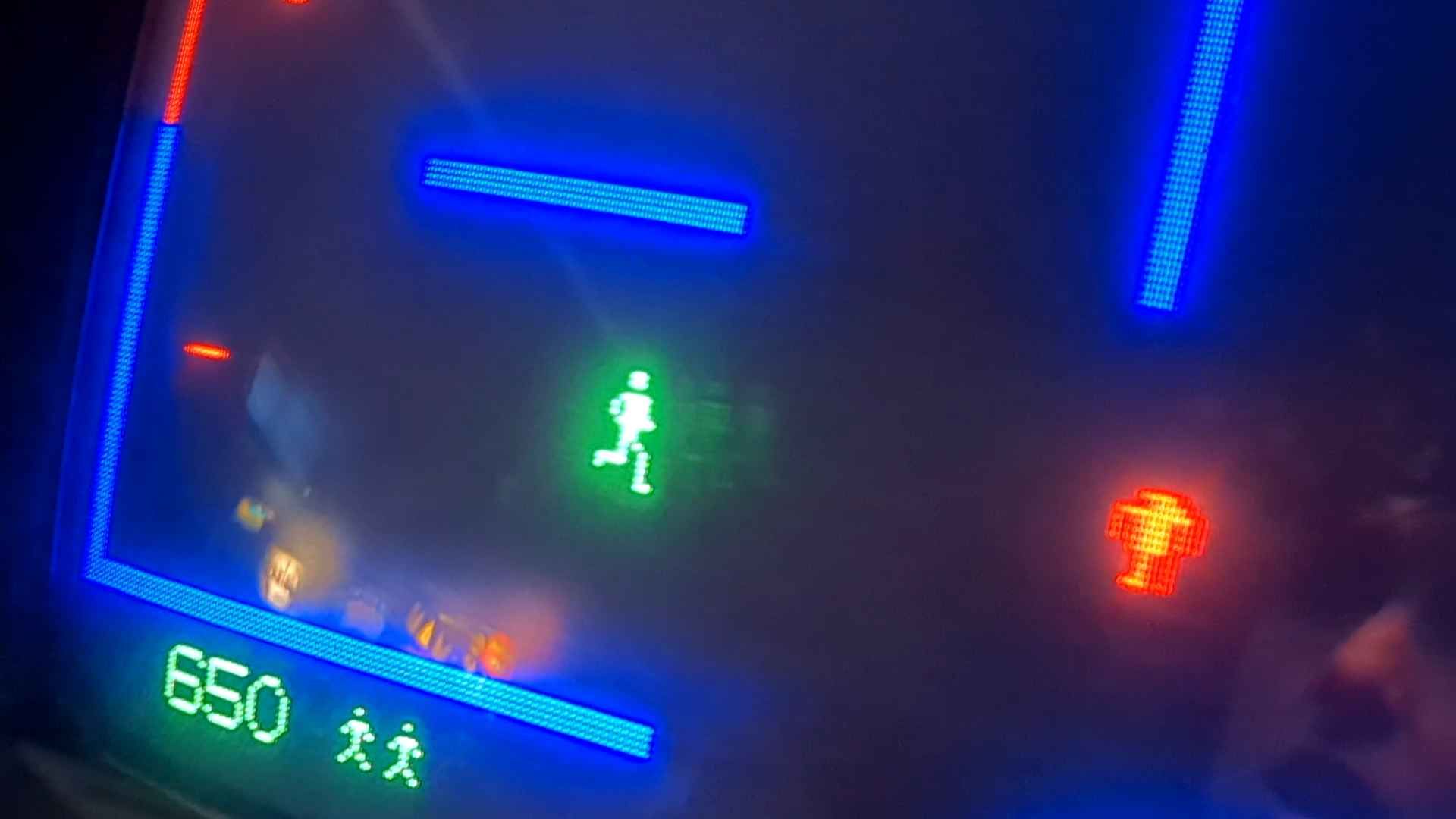 A Berzerk screenshot, showing a human running towards a robot